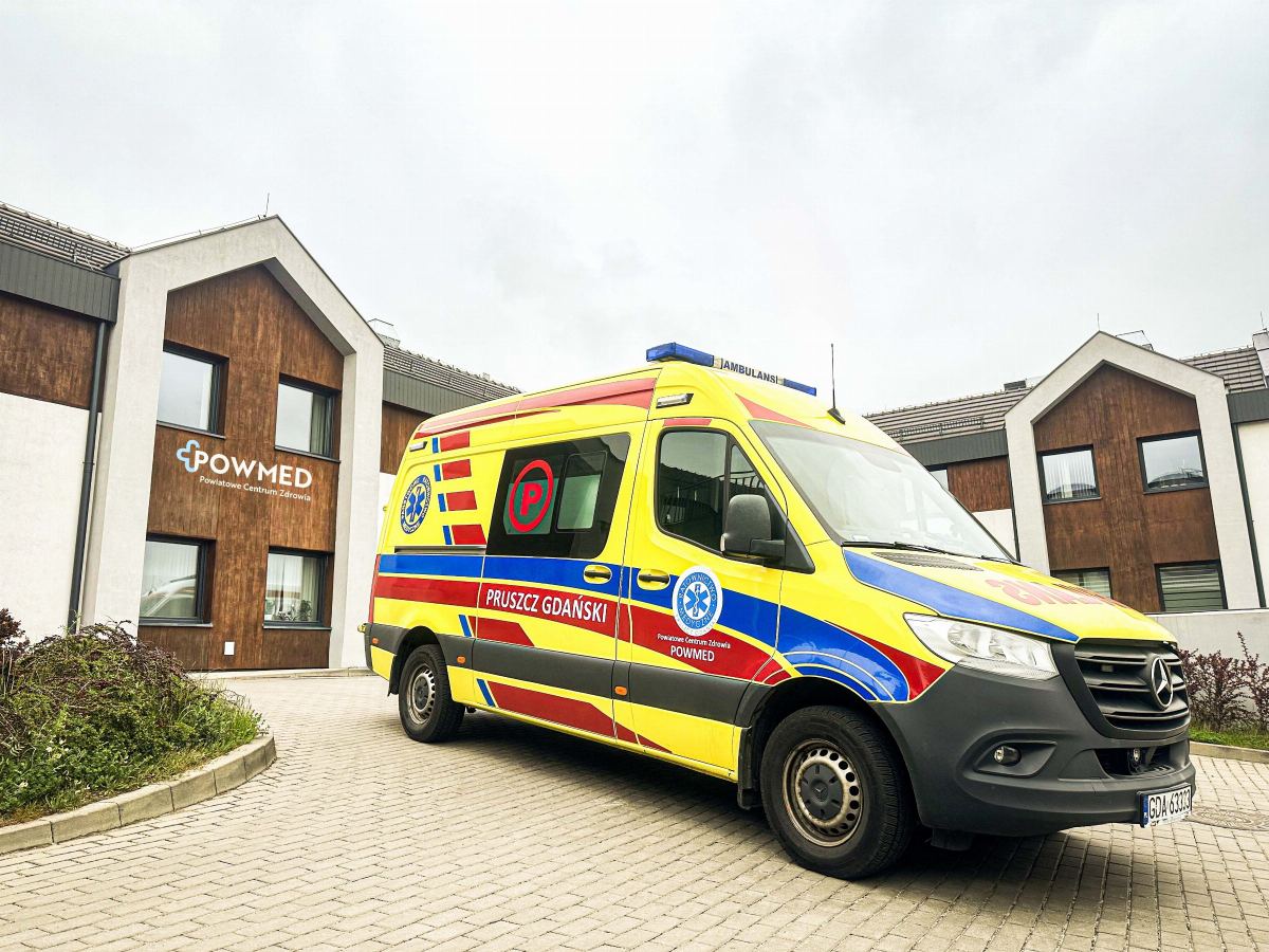 Ambulans przed budynkiem Powiatowego Centrum Zdrowia POWMED